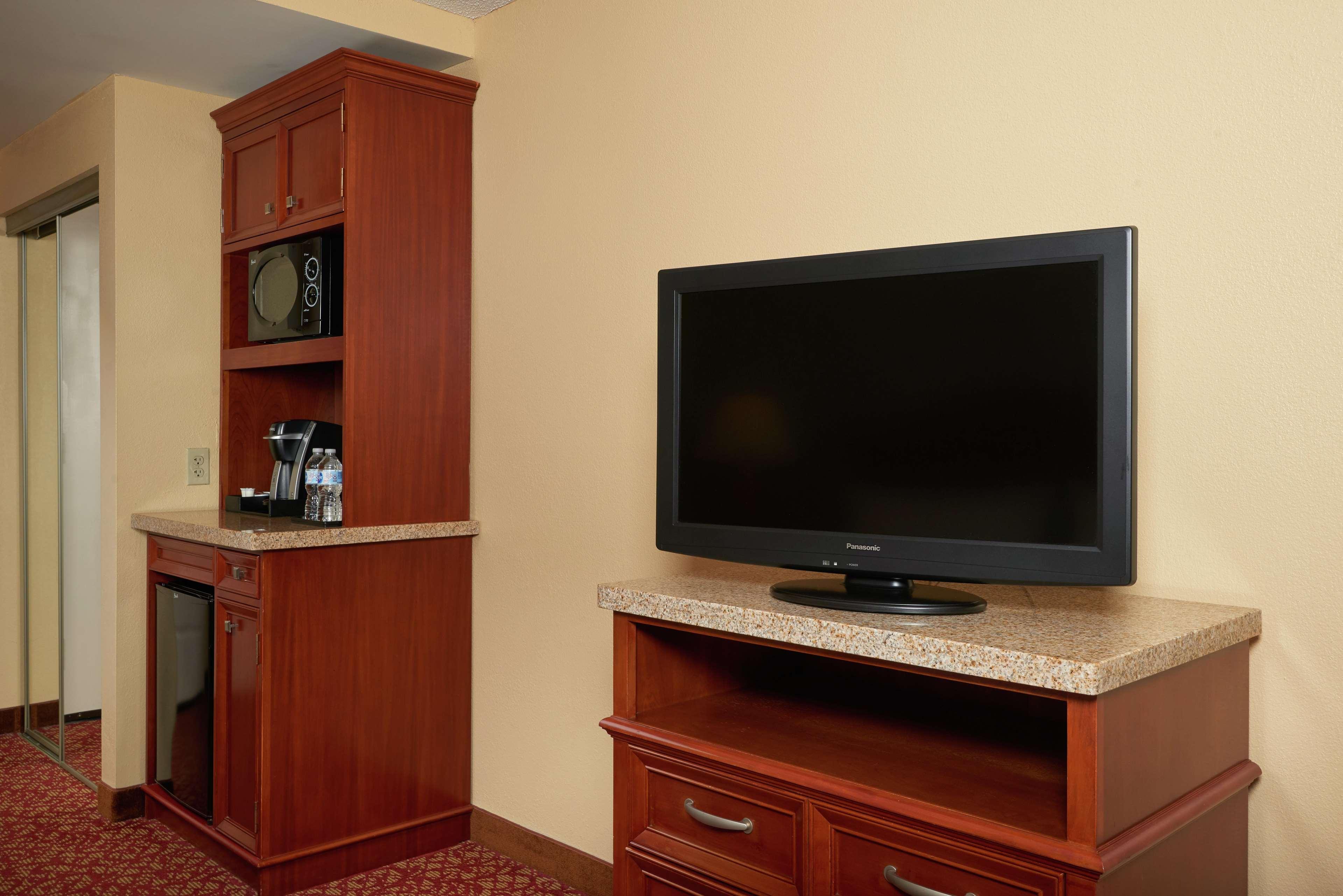 Hilton Garden Inn Newport News Buitenkant foto