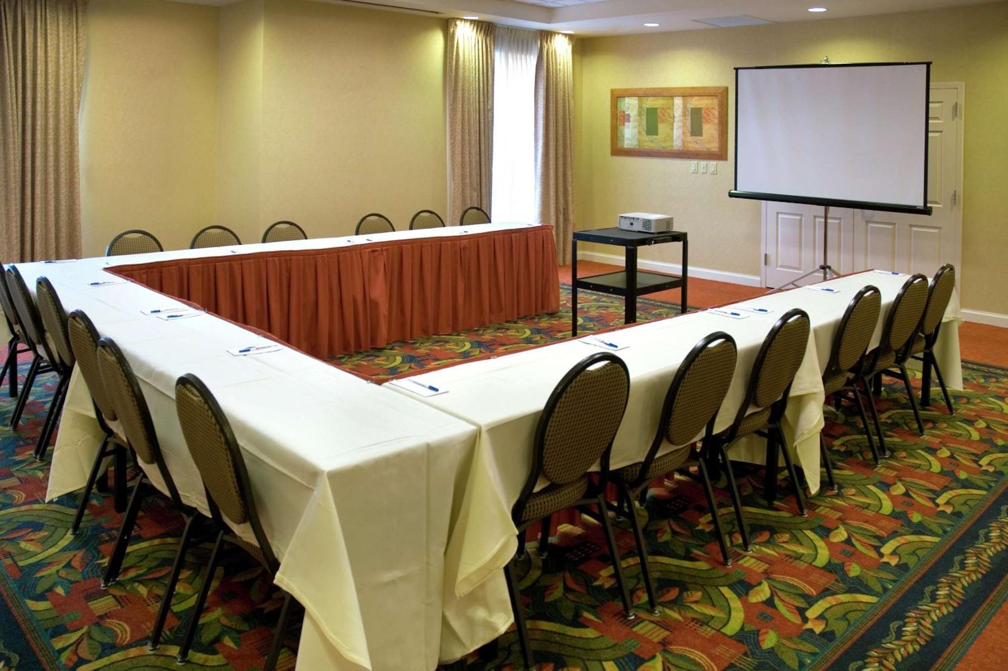 Hilton Garden Inn Newport News Buitenkant foto