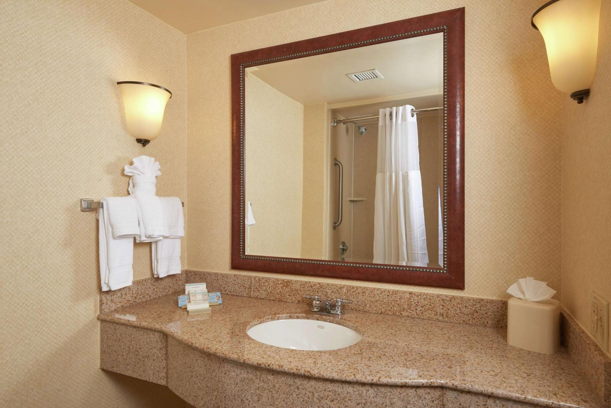 Hilton Garden Inn Newport News Buitenkant foto