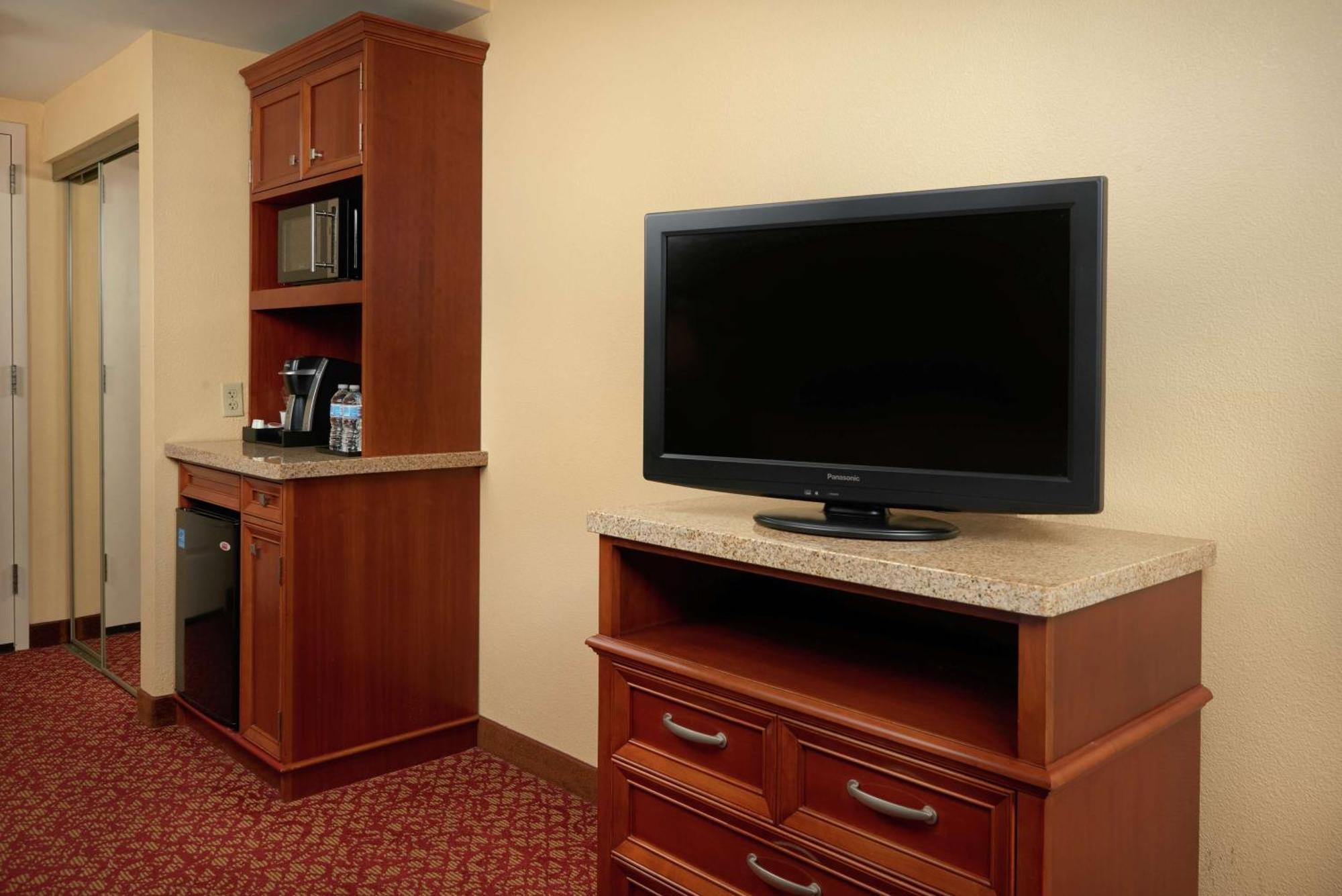Hilton Garden Inn Newport News Buitenkant foto