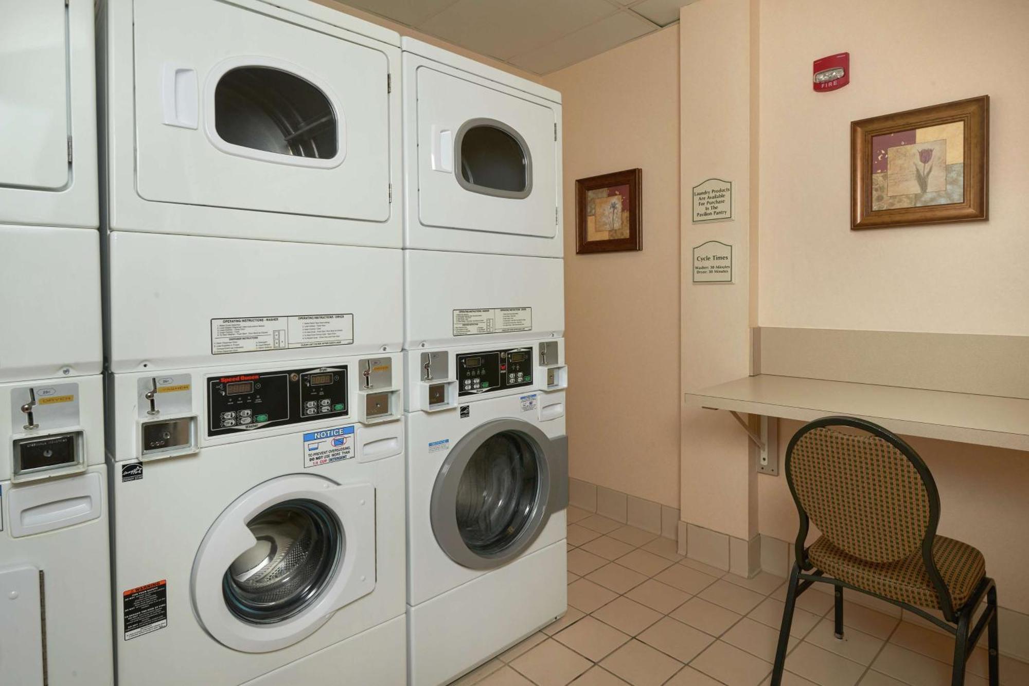 Hilton Garden Inn Newport News Buitenkant foto